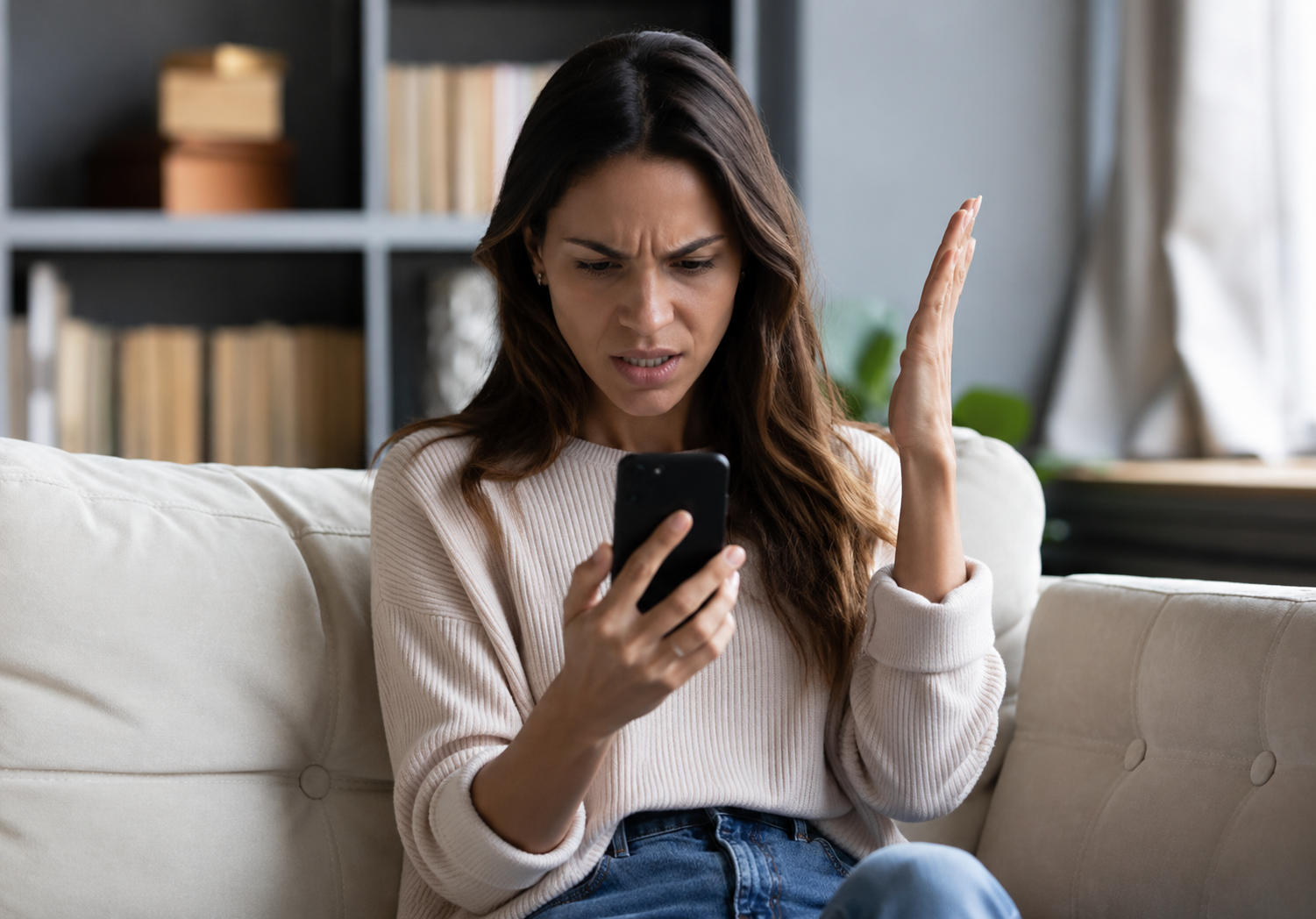 Profissional sobrecarregada no celular — o verdadeiro inimigo é a conversa sem estratégia